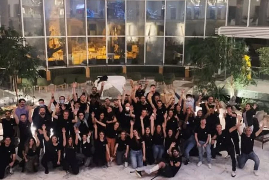 L'équipe Sortlist en t-shirts noirs lors d'une soirée d'entreprise.
