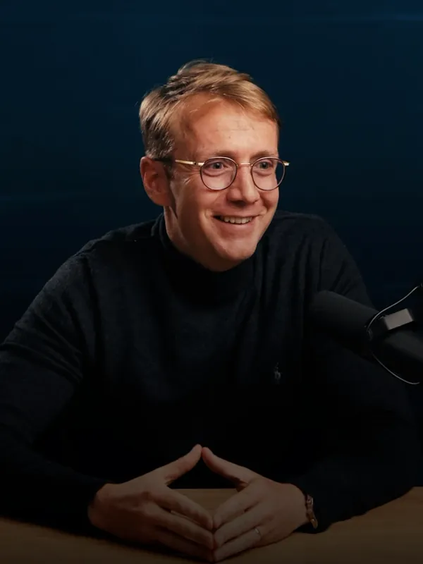 Thibaut Vanderhofstadt at a podcast microphone.